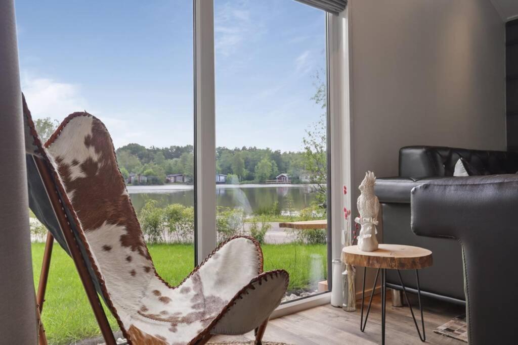 Luxe Chalet In Oosterwolde In Friesland, Op Rustig Park Met Uitzicht Op Meer En Strandje Exterior foto