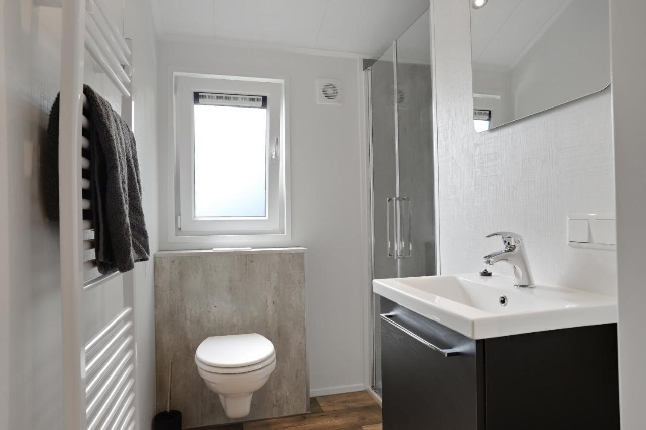 Luxe Chalet In Oosterwolde In Friesland, Op Rustig Park Met Uitzicht Op Meer En Strandje Exterior foto